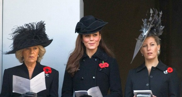 Catherine Middleton (centre) pripažinta stilingiausia skrybėlaičių dėvėtoja. / „Scanpix“ nuotr.