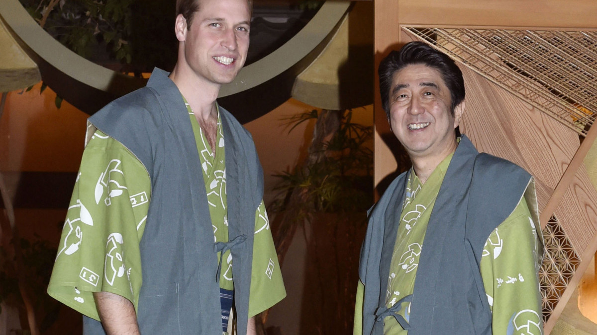 Princas Williamas Japonijoje pasimatavo samurajaus aprangą / „Reuters“/„Scanpix“ nuotr.