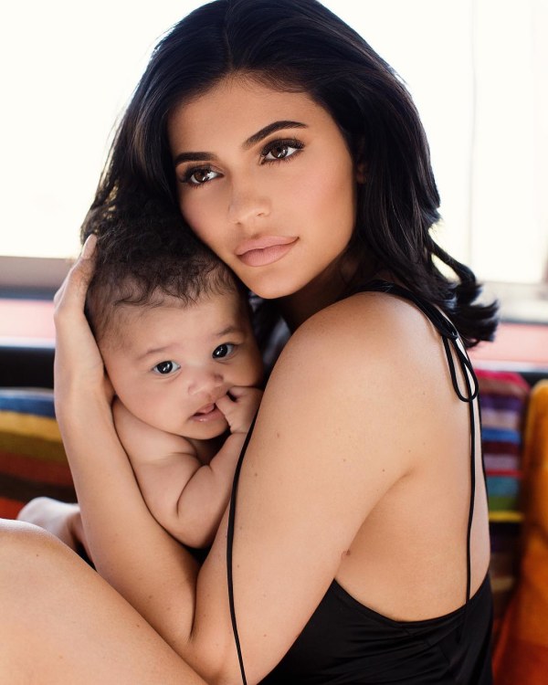 Kylie Jenner su dukra Stormi / Socialinių tinklų nuotr. 