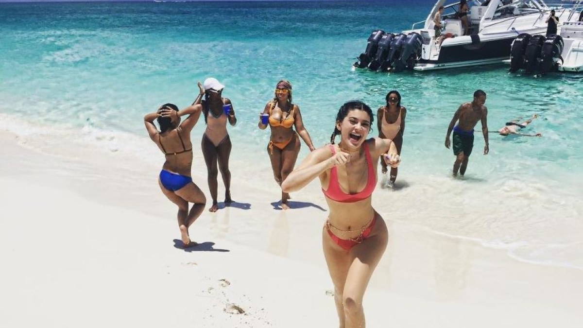 Kylie Jenner su draugais / „Instagram“ nuotr.