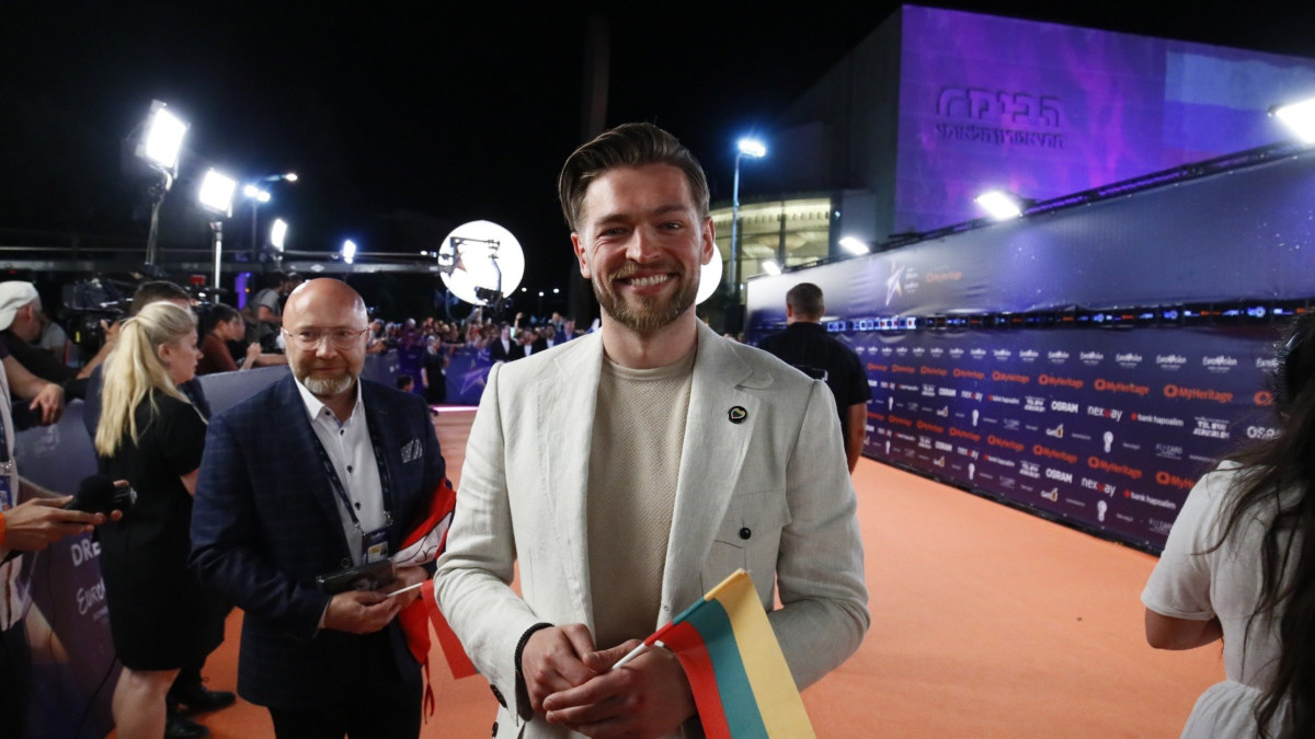 Jurijus Veklenko žengė oranžiniu „Eurovizijos“ kilimu