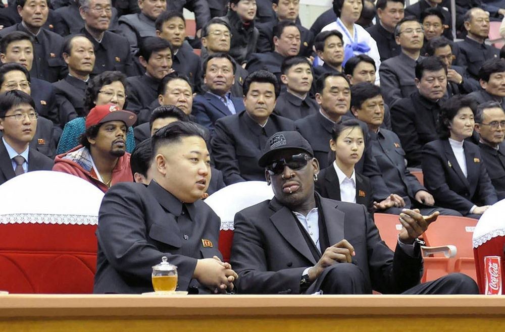 Kim Jong Unas ir Dennisas Rodmanas / AFP/„Scanpix“ nuotr.