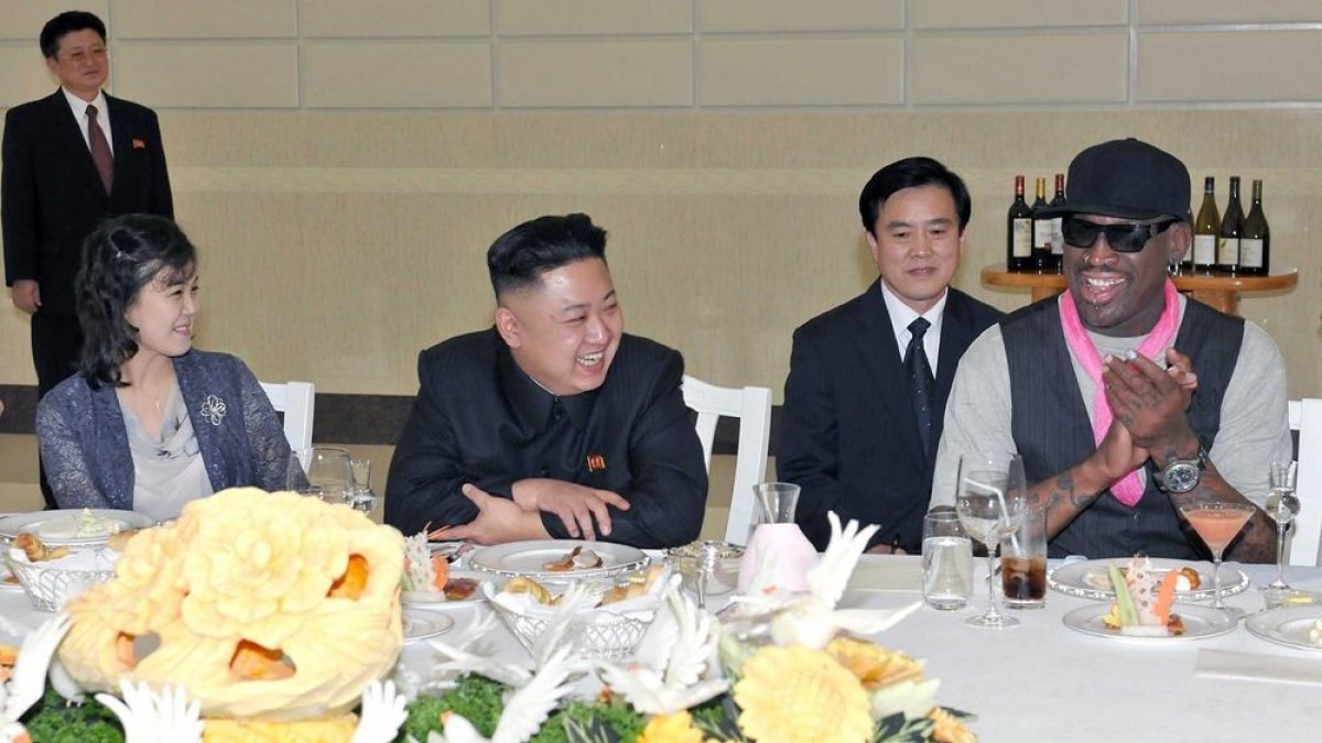 Šiaurės Korėjos lyderis Kim Jong Unas su žmona Ri Sol-Ju ir krepšininku Dennisu Rodmanu (dešinėje) / AFP/„Scanpix“ nuotr.