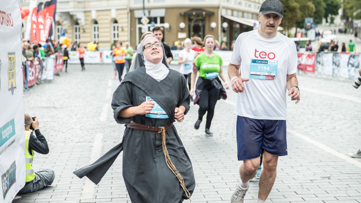 Vilniaus maratone – vienuolė iš Prancūzijos / Viganto Ovadnevo/Žmonės.lt nuotr.