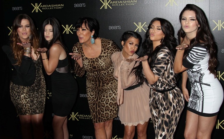 Iš kairės: Khloe Kardashian, Kylie Jenner, Kris Jenner, Kourtney Kardashian, Kim Kardashian ir Kendall Jenner  / „Scanpix“ nuotr.