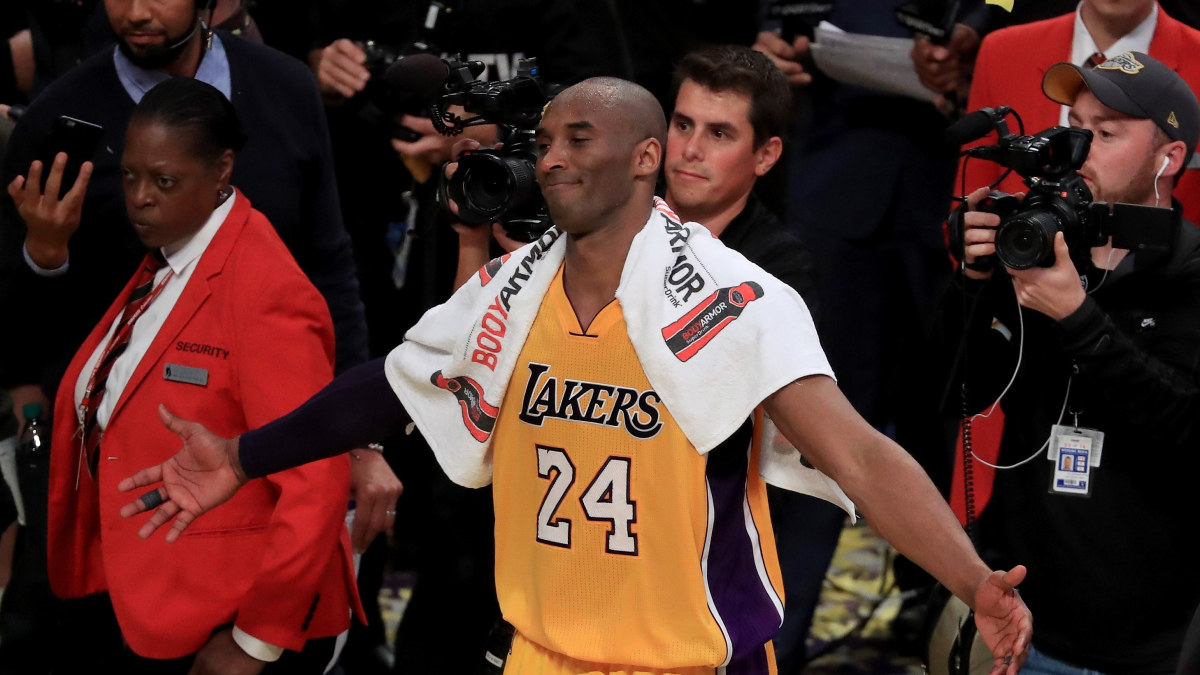 Kobe Bryantas 2016 metais po paskutinių NBA rungtynių atsisveikino su gerbėjais, kalbą jis užbaigė legendine fraze „Mamba Out“ / SCANPIX nuotr.