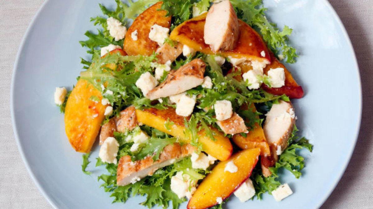Vištienos salotos su persikais / Shutterstock nuotr.