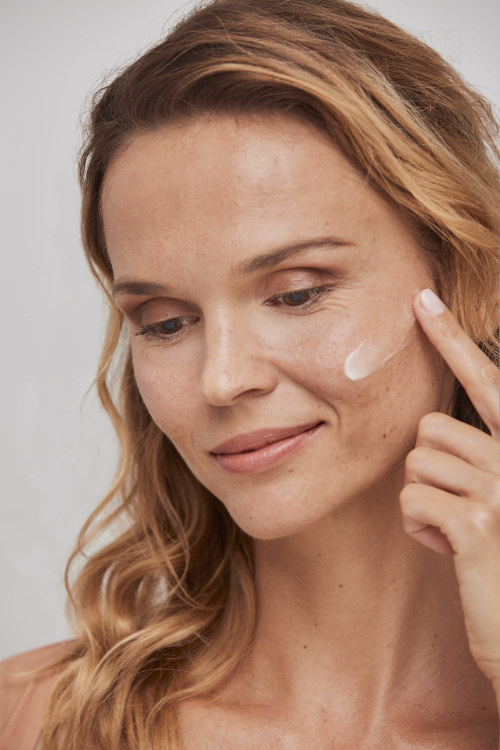 ISDIN veido priežiūrai skirta linija „Isdinceutics“ – su trejopu odos senėjimą lėtinančiu poveikiu