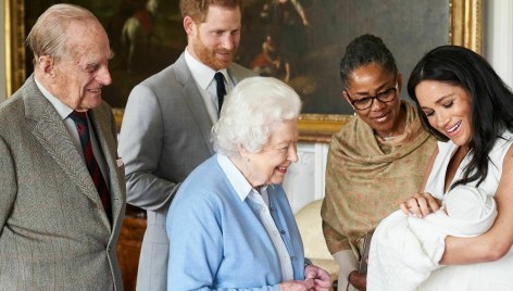 Princas Harry ir Meghan Markle karalienei Elizabeth II ir princui Philipui pristatė gimusį sūnų Archie, 2019 m. gegužė / Scanpix nuotr.