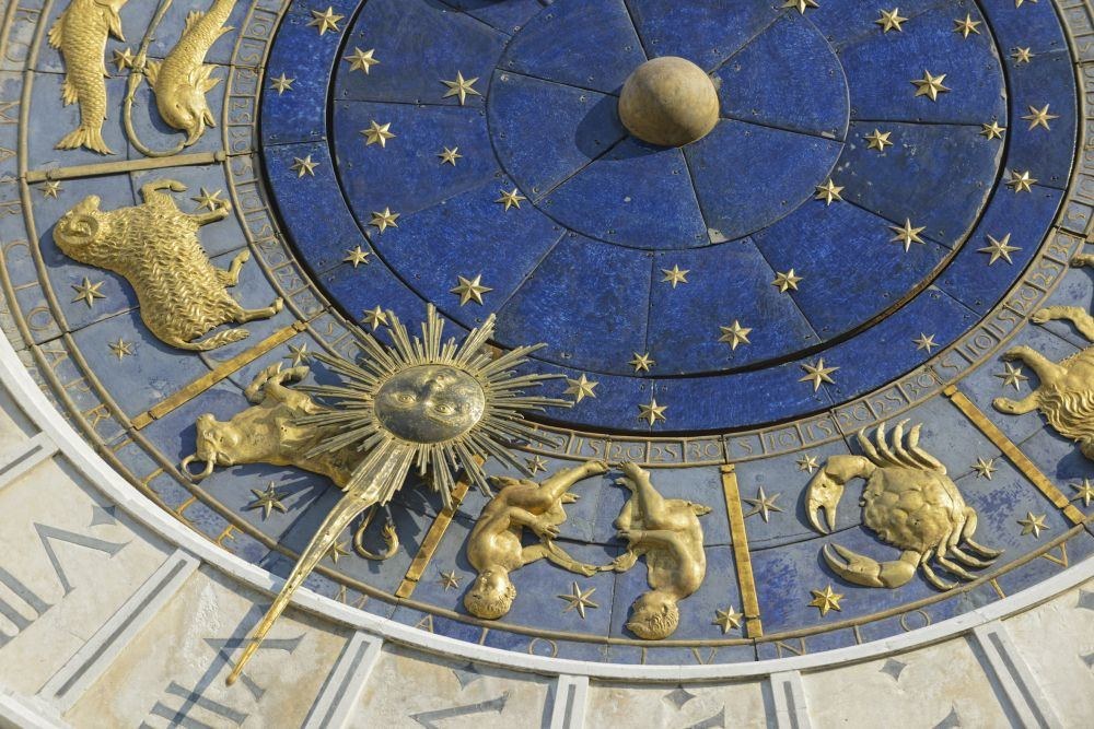 Zodiako ženklai ant laikrodžio / Fotolia nuotr.