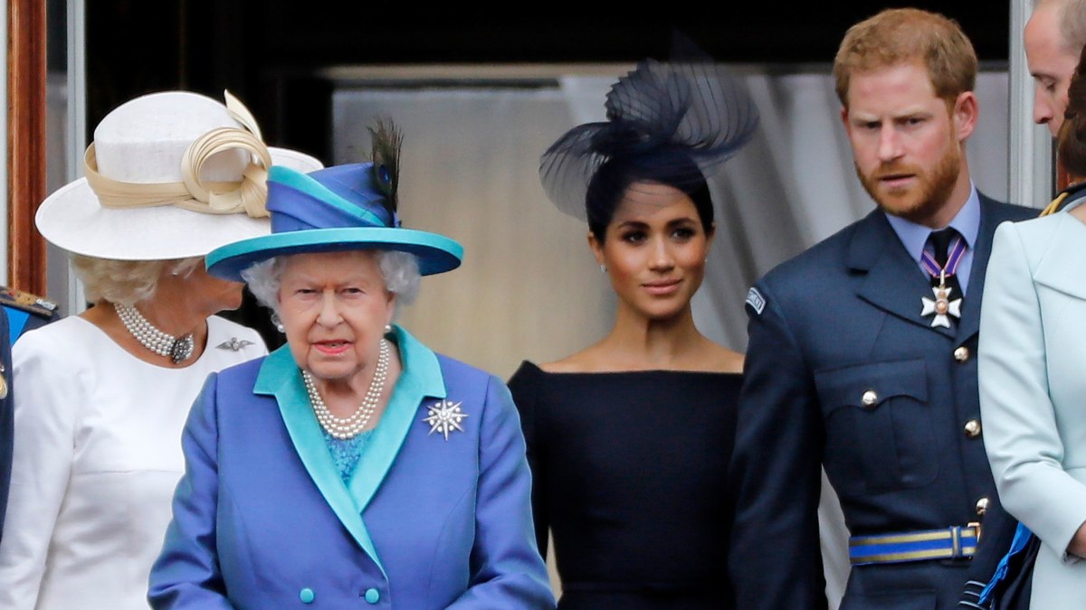 Karalienė Elizabeth II ir princas Harry su žmona Meghan / „Scanpix“