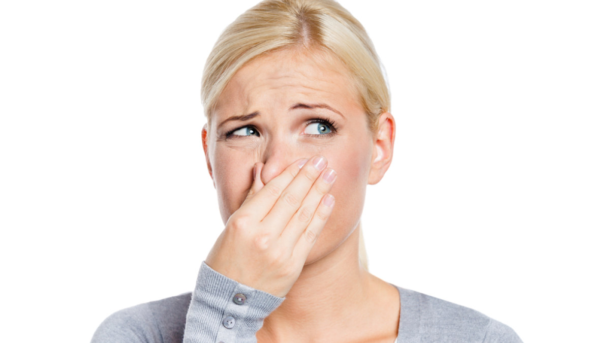 Moteris užuodžia nemalonų kvapą / Shutterstock nuotr.