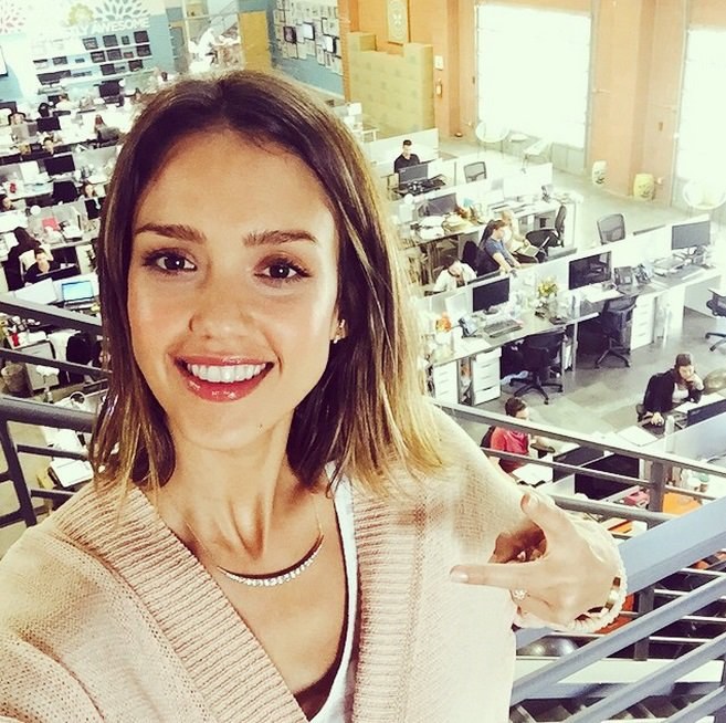 Jessica Alba savo kompanijos „The Honest Company“ biure / „Instagram“ nuotr.