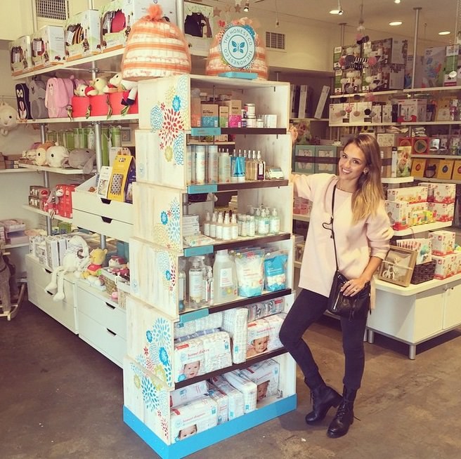 Jessica Alba prie savo produktų „Honest“ lentynos vaikiškų prekių parduotuvėje / „Instagram“ nuotr.