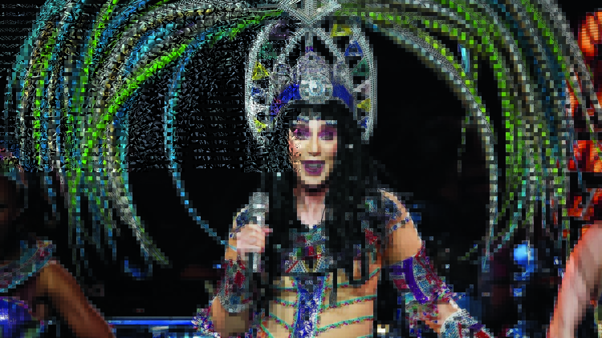Puiki forma ir, atrodo, laikui nepavaldi išvaizda (nors ir grožio chirurgams padedant): į aštuntąją dešimtį įžengusi žvaigždė nežada sustoti (nuotraukoje – Cher pasirodymas 2014-aisiais) / Vida Press nuotr.
