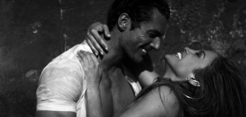 Jennifer Lopez ir Davidas Gandy dainos „First Love“ vaizdo klipe / Kadras iš „Youtube“