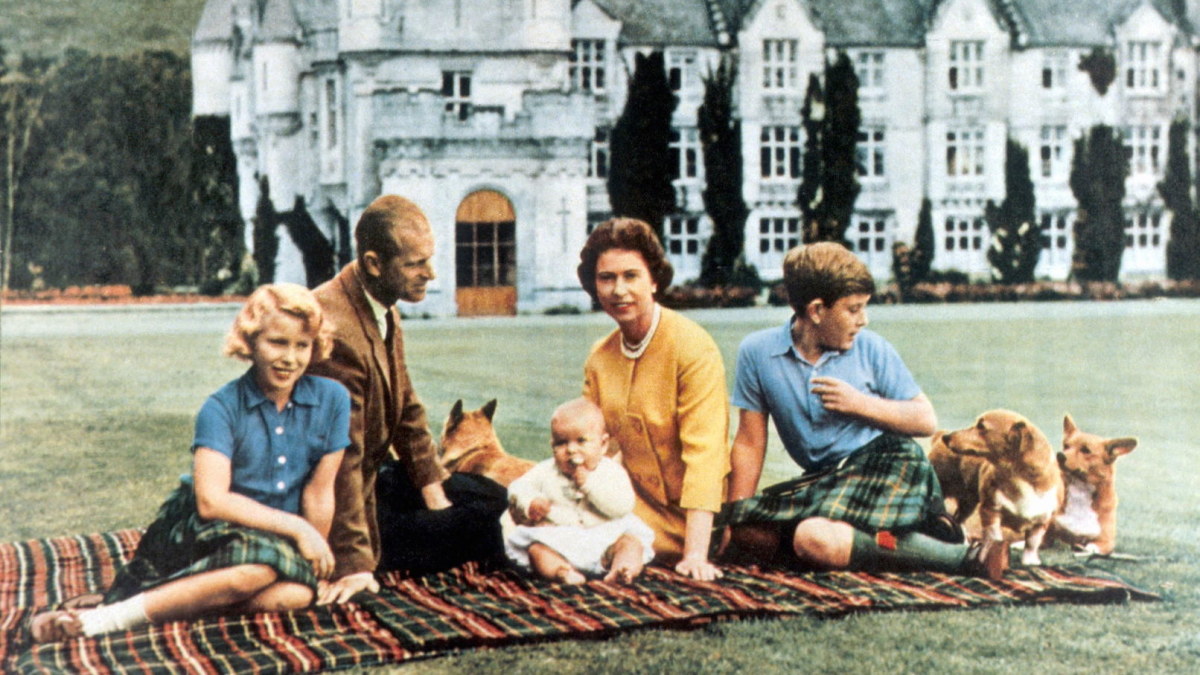 Karalienė Elizabeth II ir princas Philipas su vaikais bei šunimis prie Balmoralio pilies (1960) / „Scanpix“ nuotr.