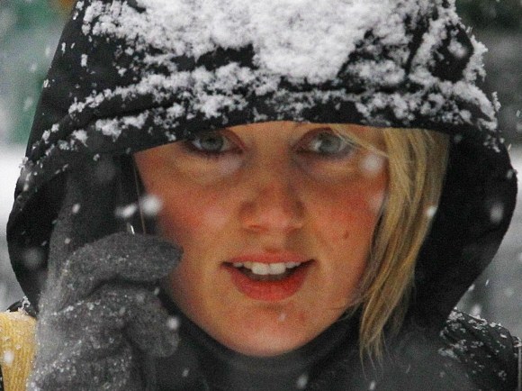 Mergina šneka telefonu žiemą / „Reuters“/„Scanpix“ nuotr.
