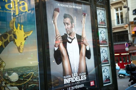 Jeanas Dujardinas reklamuoja filmą „Les Infideles“ / AFP/„Scanpix“ nuotr.