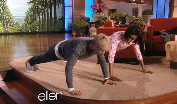 Michelle Obama (dešinėje) ir Ellen DeGeneres pokalbių laidoje / Stop kadras iš Youtube.com