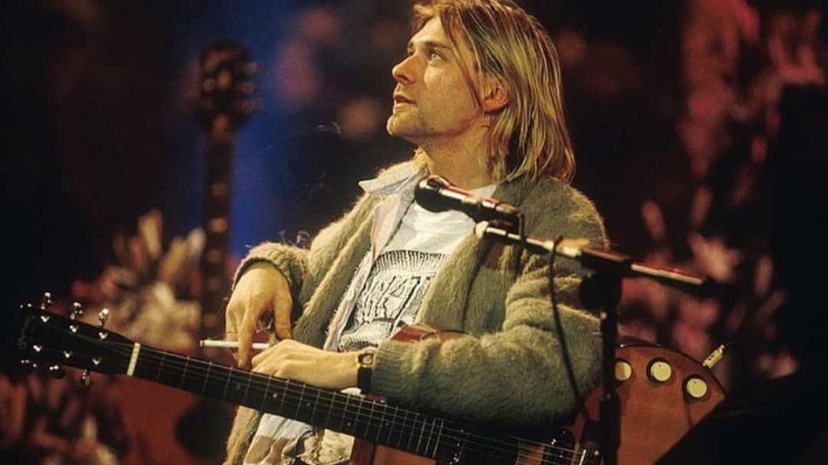 Kurtas Cobainas vilki žalią megztinį, kuris bus parduodamas aukcione / Socialinių tinklų nuotr.