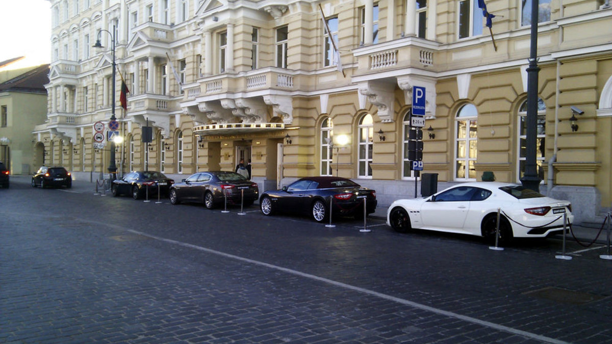 „Maserati“ automobiliai prie „Kempinski“ viešbučio / Pauliaus Sviklo/GAZAS.LT nuotr.