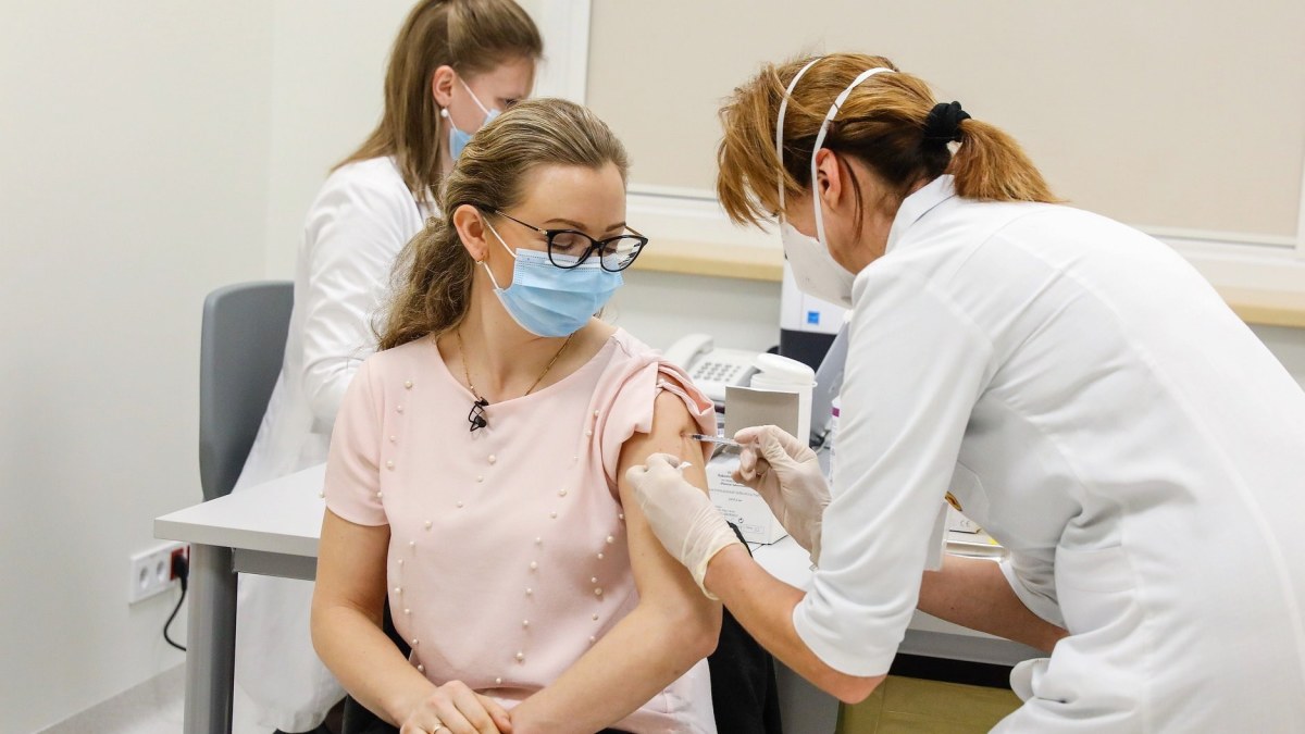 Pirmąja Kauno klinikų darbuotoja, paskiepyta COVID-19 vakcina, tapo vyr. slaugytoja-slaugos administratorė Jolanta Litvinienė / Kauno klinikų nuotr.