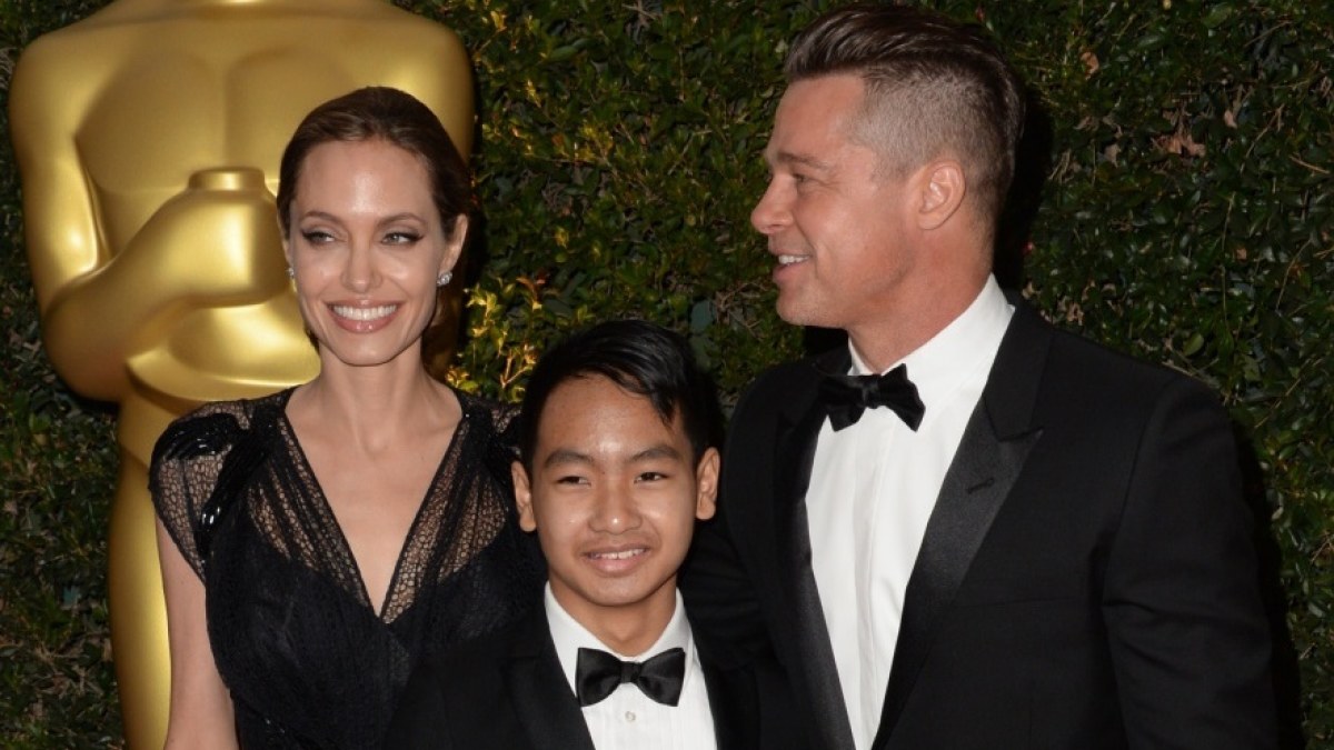 Bradas Pittas ir Angelina Jolie su sūnumi Maddoxu / AFP/„Scanpix“ nuotr.