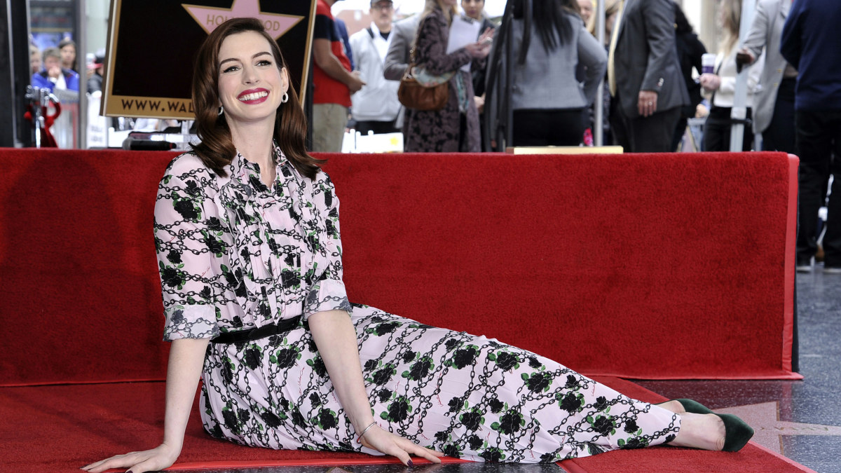 Anne Hathaway atidengė savo vardo žvaigždę Holivudo Šlovės alėjoje / „Scanpix“ nuotr.