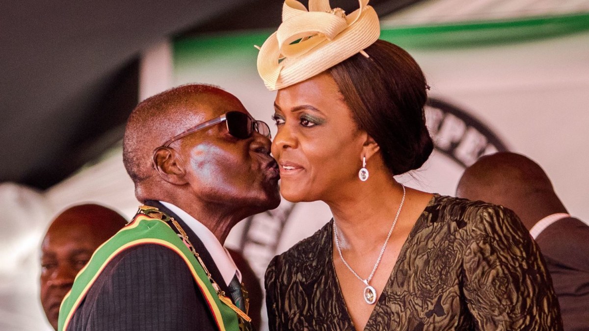 Robertas Mugabe su žmona Grace, dėl prabangaus gyvenimo pomėgio vadinama Gucci Grace / „Scanpix“ nuotr.