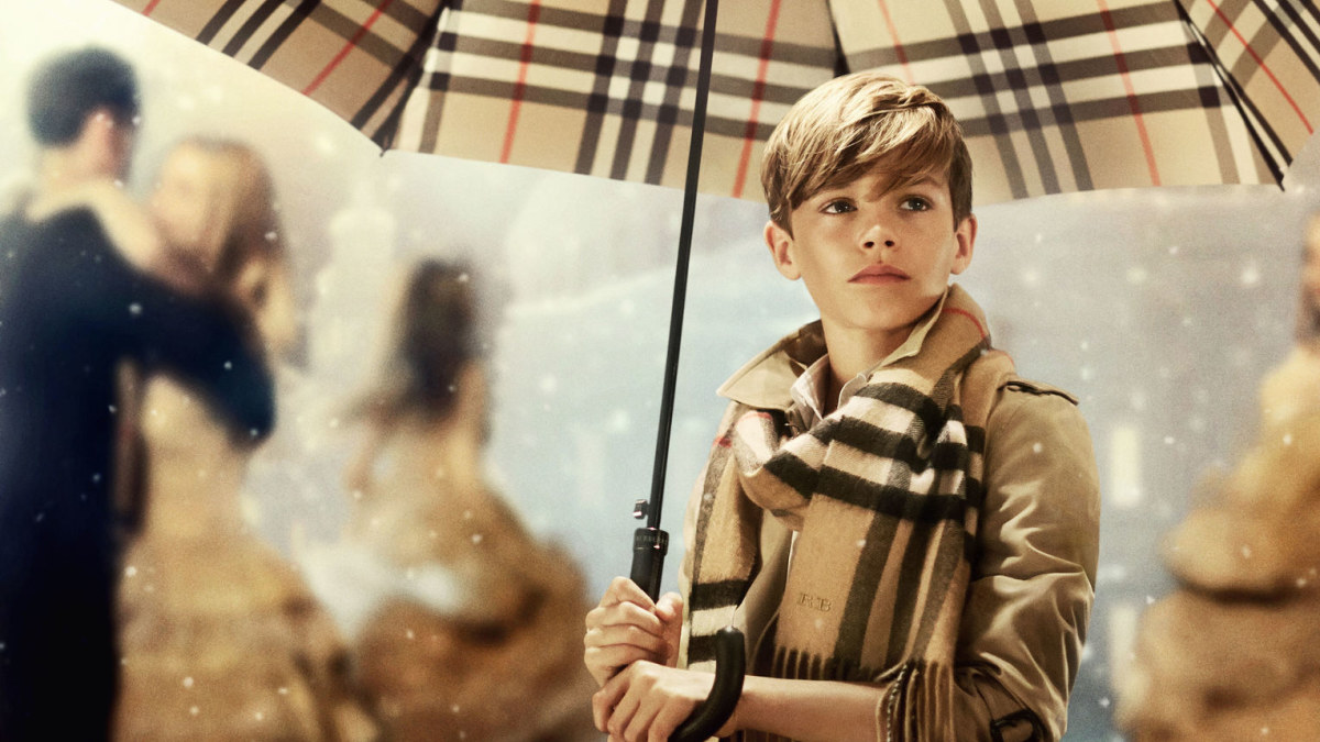 Romeo Beckhamas kalėdinėje „Burberry“ reklamoje / „Burberry“ nuotr.