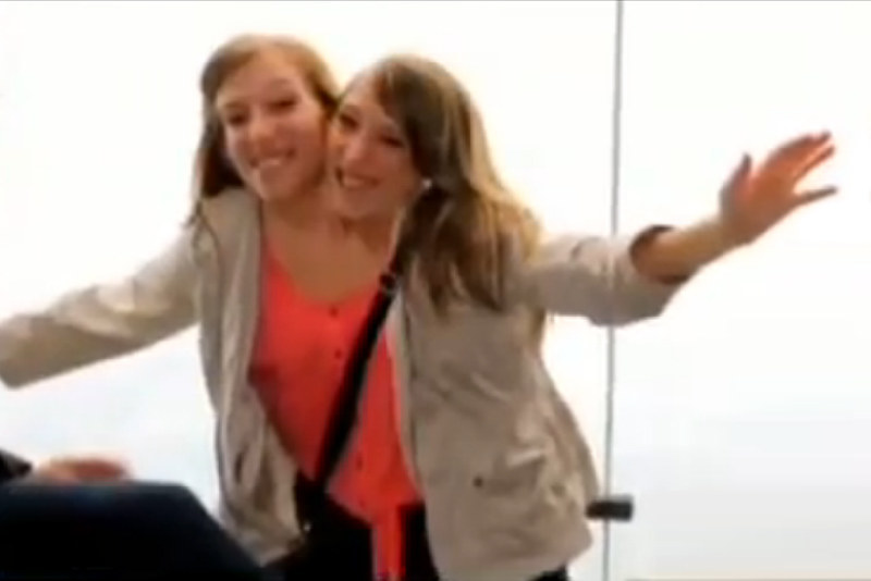 Siamo dvynės Abby ir Brittany Hensel / „Youtube“ stop kadras