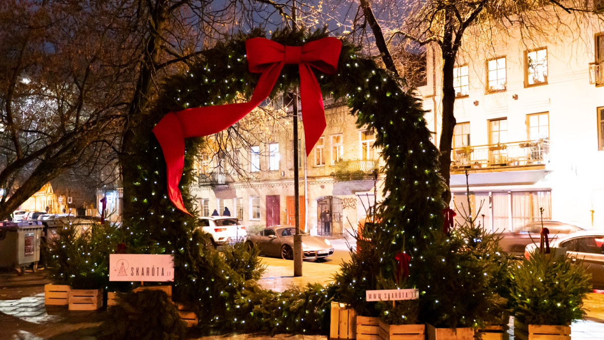 Užupio skverą papuošė didžiausias Lietuvoje kalėdinis vainikas