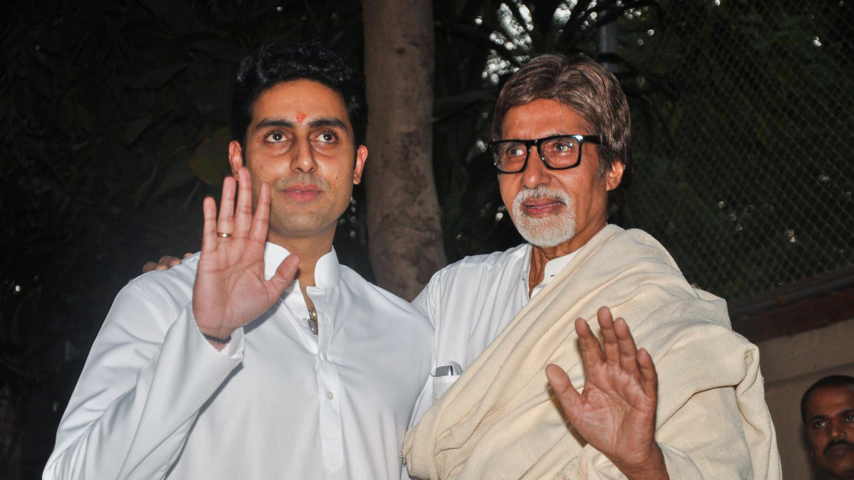 Amitabhas Bachchanas su sūnumi Abhisheku Bachchanu / AFP/„Scanpix“ nuotr.