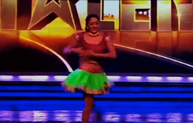 Vienakojė Indijos šokėja pribloškė pasaulį / Kadras iš vaizdo įšrašo