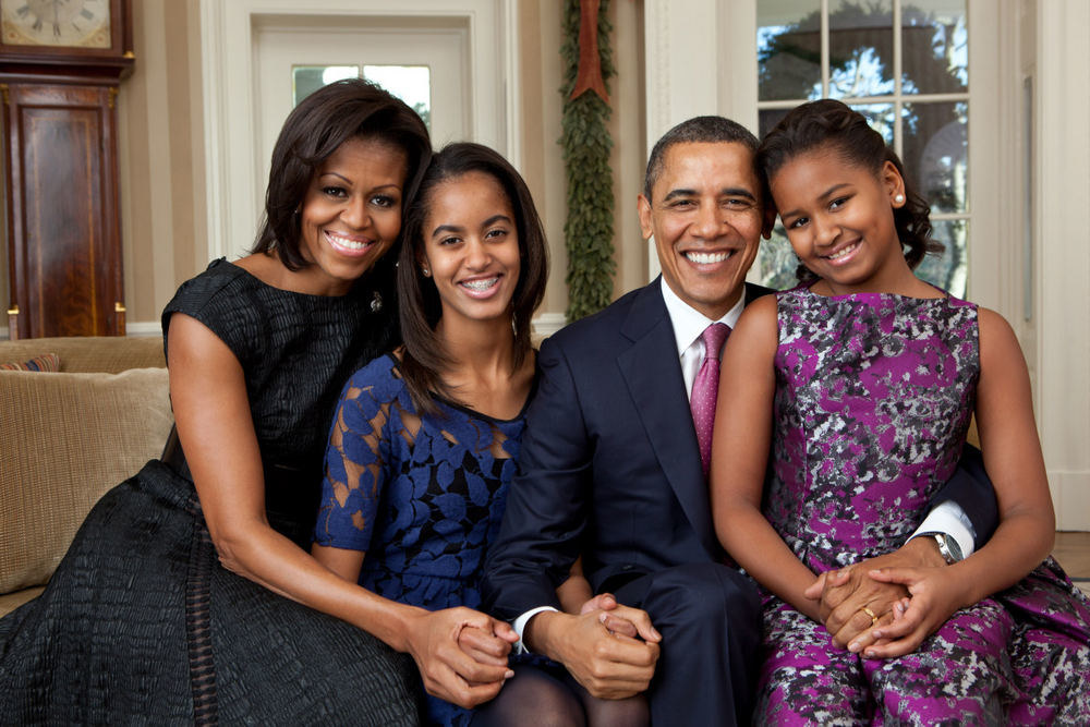 Barackas Obama su žmona Michelle Obama ir dukromis Malia, ir Sasha (dešinėje) / Pete'as Souza/Baltųjų rumų nuotr.