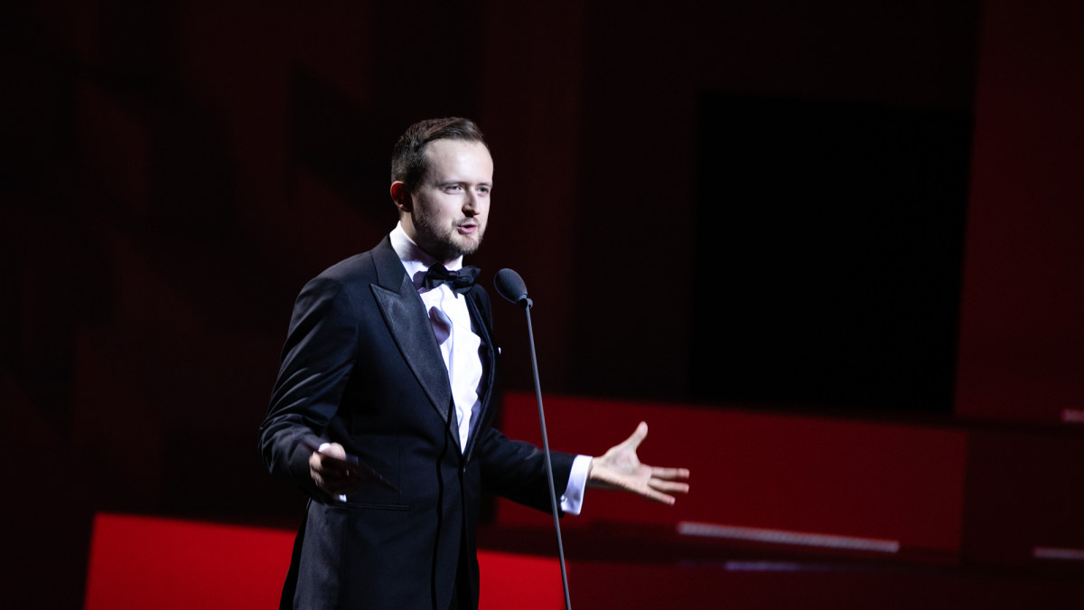 Mantas Katleris „ŽMONĖS 2019“ apdovanojimuose įteikė Metų verslo nominacijos apdovanojimą/Irmanto Gelūno nuotr.
