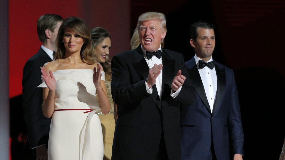 Donaldas Trumpas jaunesnysis (dešinėje) su tėvu Donaldu Trumpu ir pamote Melania Trump / „Scanpix“ nuotr.