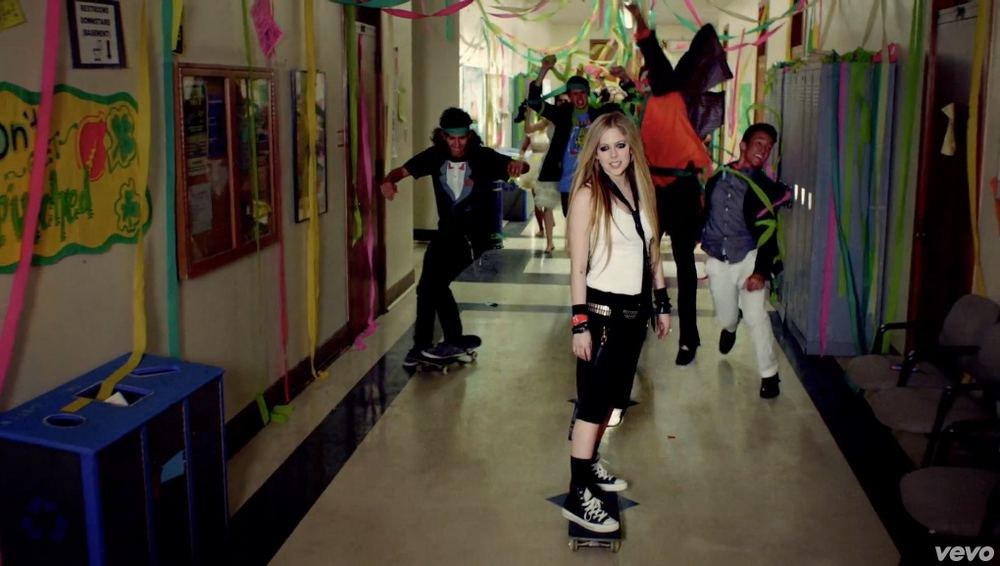 Avril Lavigne vaizdo klipe „Here's To Never Growing Up“ / Kadras iš „YouTube“