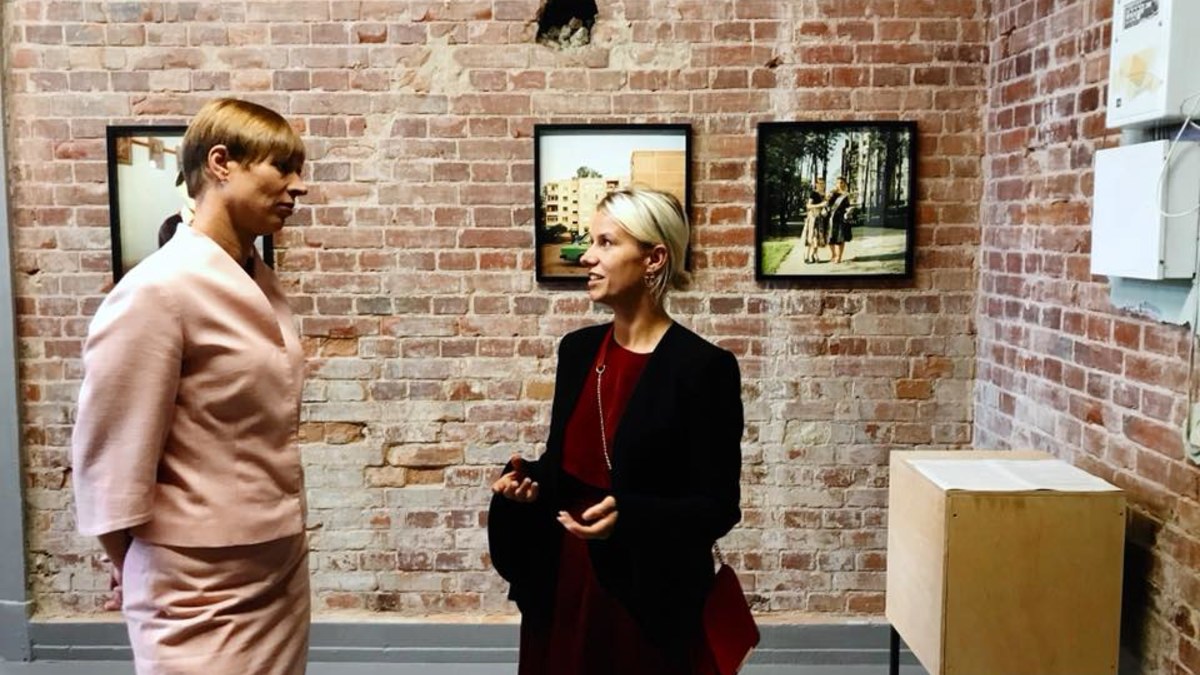 Estijos prezidentė apsilankė Neringos Rekašiūtės fotografijhų parodoje / Artūro Marozovo nuotr.