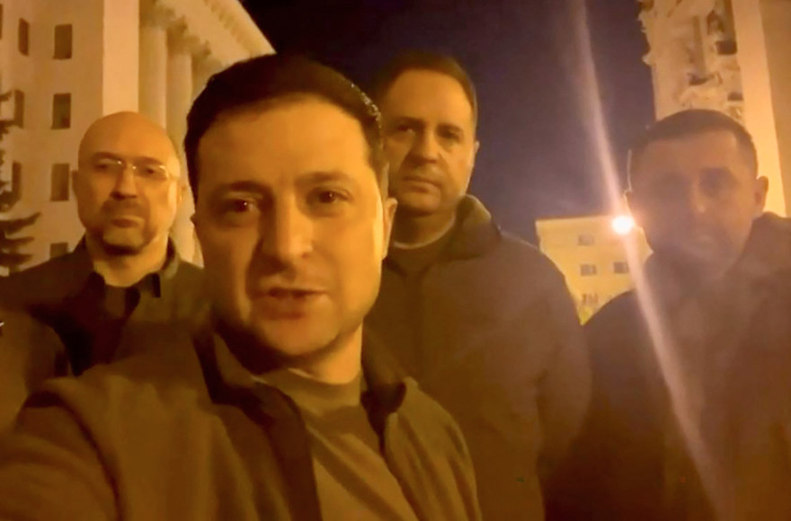 „Prezidentas – čia.“ Rusijai paskleidus dezinformaciją, neva Zelenskis pabėgo iš Kijevo, Ukrainos vadovas socialiniuose tinkluose pasidalijo vaizdo įrašu iš sostinės gatvės / Scanpix nuotrauka / 