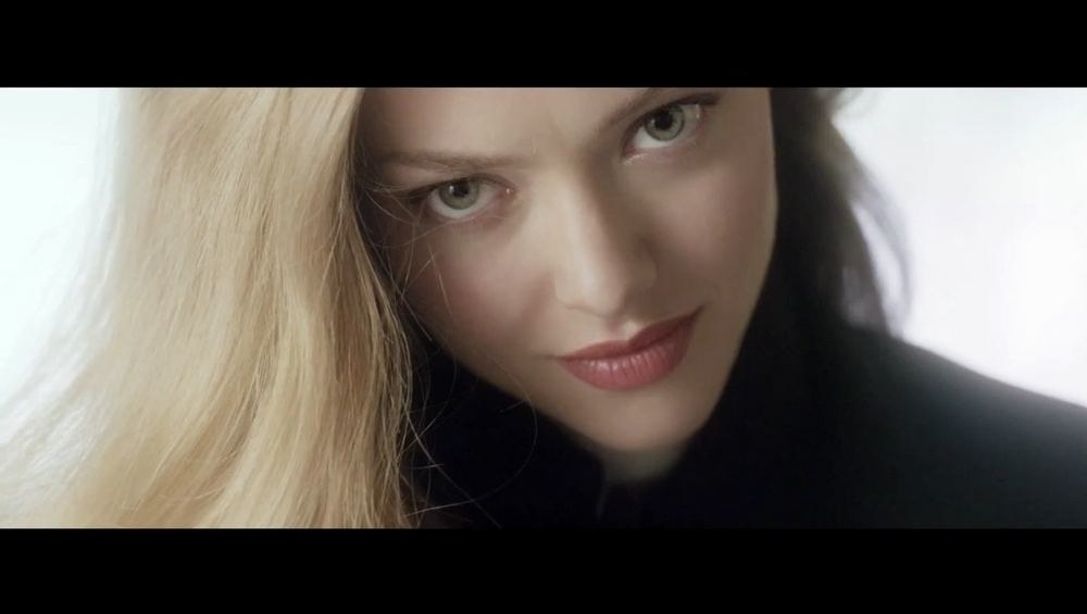 Amanda Seyfried „Givenchy“ kvepalų reklamoje / Kadras iš „YouTube“