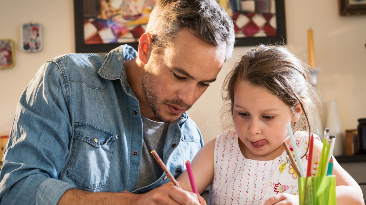 Tėvas ir dukra ruošia namų darbus / Shutterstock nuotr.
