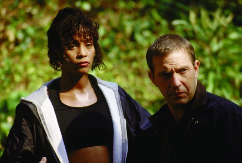 Whitney Houston  ir Kevinas Costneris filme „Asmens sargybinis“ / „Reuters“/„Scanpix“ nuotr.