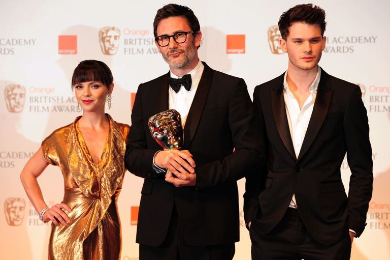  Prancūzų režisierius Michelis Hazanavicius (centre) su jam amerikiečių aktore Christina Ricci ir britų aktoriumi Jeremy Irvine'u. / AFP/„Scanpix“ nuotr.