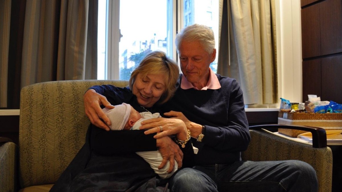 Hillary ir Billas Clintonai su anūku Aidanu / „Twitter“ nuotr.