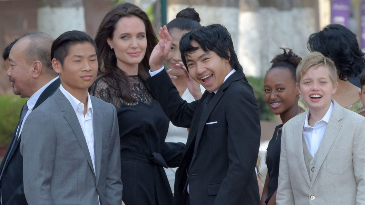Angelina Jolie su vaikais, Maddoxas - centre / „Scanpix“ nuotr.