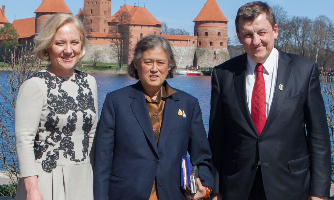 Rolando Valiūno pastangomis į Lietuvą atvyko Tailando princesė Maha Chakri Sirindhorn. Kairėje - konsulo žmona Renata Valiūnienė / Asmeninio albumo nuotr. 
