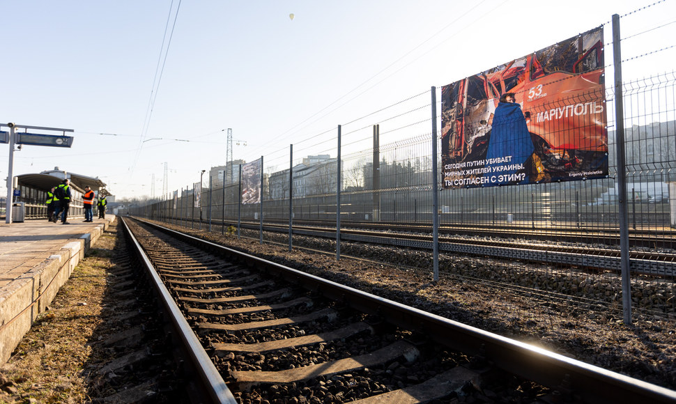 Vilniaus geležinkelio stoties perone – paroda, skirta atkreipti rusų dėmesį į karą Ukrainoje / Žygimanto Gedvilos nuotr.