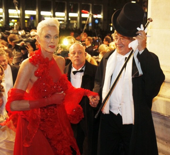 Vienos operos pokylio organizatorių Richardą Lugnerį lydėjo aktorė Brigitte Nielsen. / „Scanpix“ nuotr.